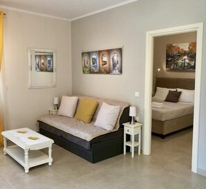 Leilighet – deluxe, 1 soverom, hageutsikt | Oppholdsrom | Smart-TV