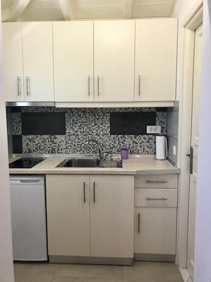 Estúdio superior, para não fumantes, vista para o pátio | Cozinha privada | Lava-louças, cafeteira/chaleira, chaleira elétrica, torradeira