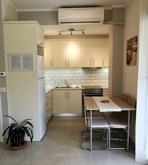 Apartamento luxo, 1 quarto, vista para o jardim | Cozinha privada | Lava-louças, cafeteira/chaleira, chaleira elétrica, torradeira