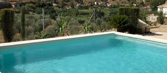 Detached country house with private pool, gardens & parking, perfect for family