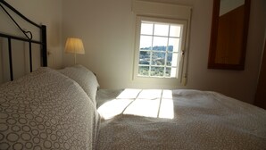 Une chambre à coucher avec un lit, une fenêtre et une lampe.