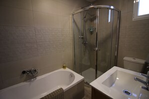 Bathtub, hair dryer, towels, toilet paper - Detached country house with private pool, gardens & parking, perfect for family (Blanca)