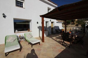 Outdoor dining - Detached country house with private pool, gardens & parking, perfect for family (Blanca)