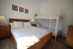 2 bedrooms, iron/ironing board, travel cot, free WiFi - Detached country house with private pool, gardens & parking, perfect for family (Blanca)