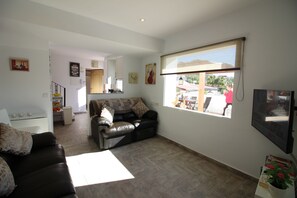 TV - Detached country house with private pool, gardens & parking, perfect for family (Blanca)