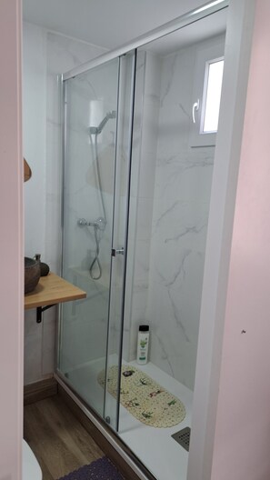 Douche, sèche-cheveux, serviettes fournies, papier toilette