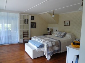 8 bedrooms, WiFi, bed sheets
