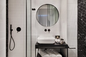 Shower, hair dryer, slippers, towels - The Herbert (Tel Aviv)