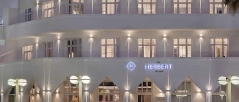 Overnatningsstedets facade – aften/nat