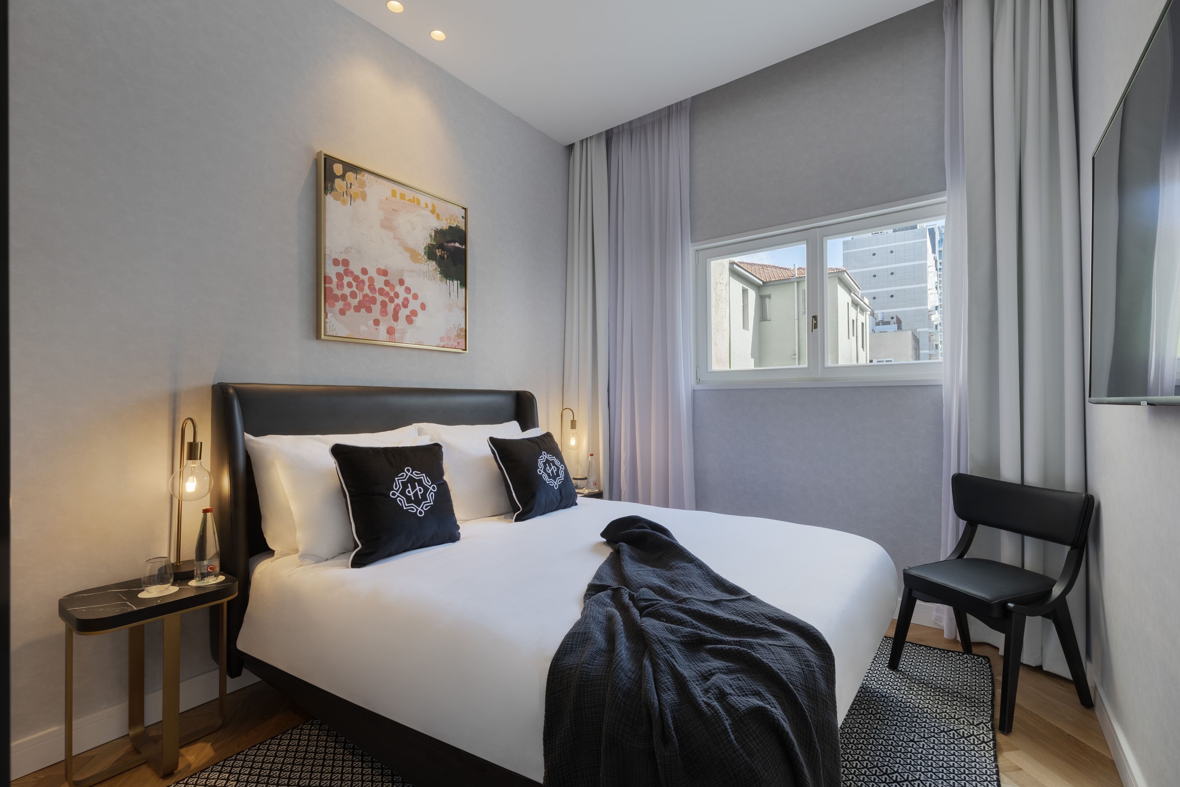 deluxe room | in-room safe, desk, free wifi, bed sheets