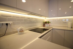 Kjøleskap, mikrobølgeovn, ovn og kokeplater