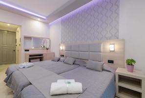 Chambre Supérieure Double ou avec lits jumeaux, balcon | Minibar, coffres-forts dans les chambres, bureau, rideaux occultants