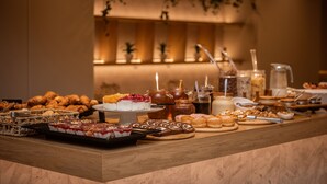 Een buffet met verschillende gebakjes, taarten en desserts.