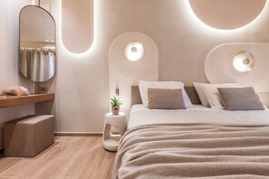 Junior Suite with Outdoor Hot Tub | Frigobar, cofres nos quartos, escrivaninha, cortinas blackout