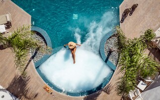 Una piscina al aire libre de temporada (de 09:00 a 19:00), sombrillas