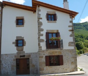 Vista frontal de la propiedad