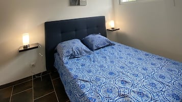 2 bedrooms, iron/ironing board, WiFi, bed sheets