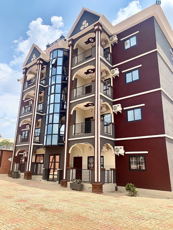 Front of property - Latitude Guest House (Yaoundé)