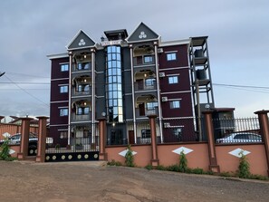 Front of property - Latitude Guest House (Yaoundé)