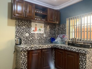 Private kitchen - Latitude Guest House (Yaoundé)