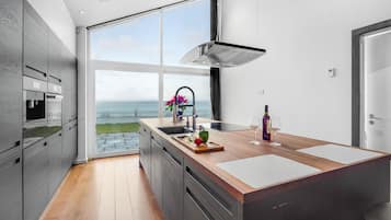 Kylskåp, ugn, diskmaskin och kaffe- och tebryggare