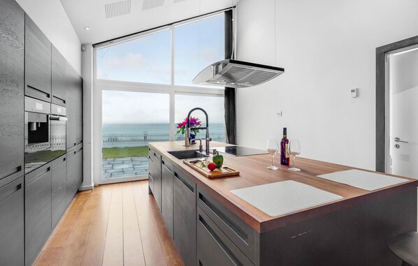 Kjøleskap, ovn, oppvaskmaskin og kaffetrakter/tekoker