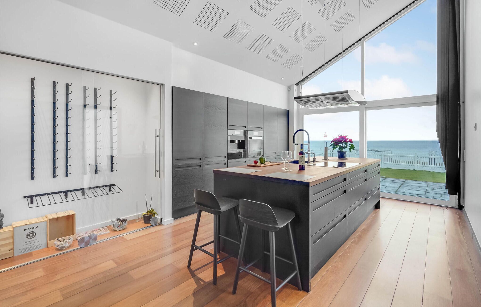 Kylskåp, ugn, diskmaskin och kaffe- och tebryggare