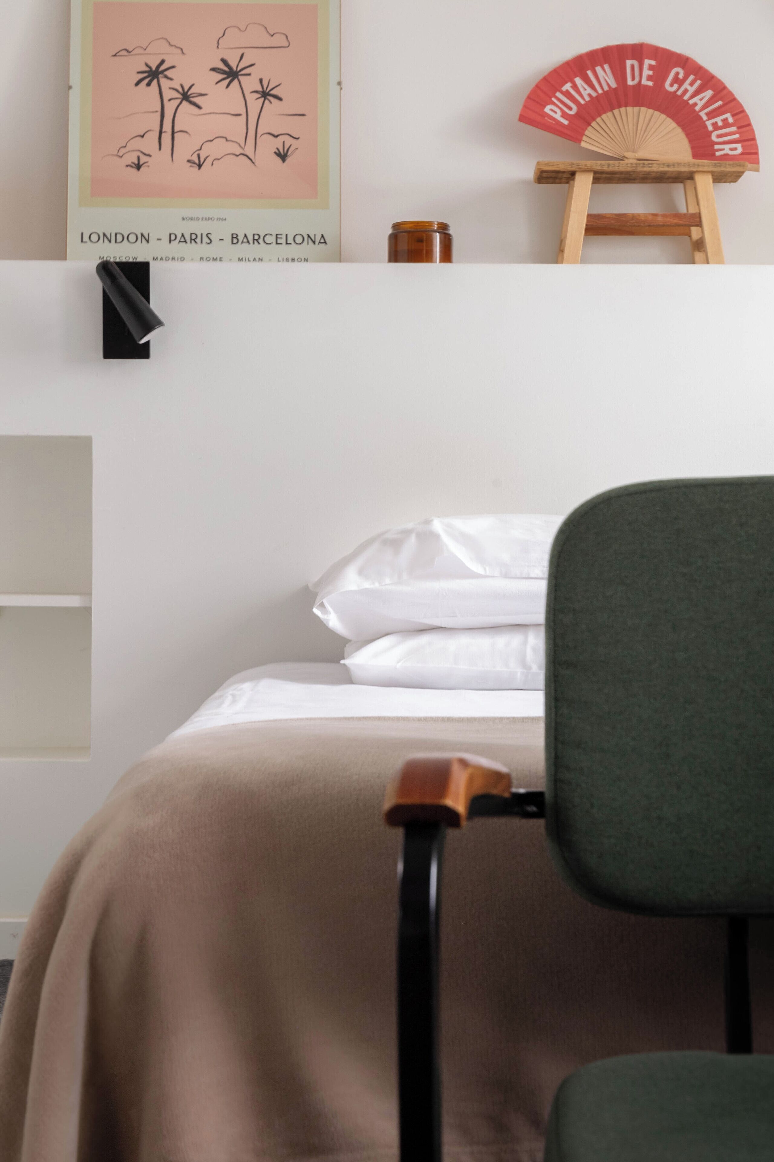 Individuell dekoriert, Schreibtisch, laptopgeeigneter Arbeitsplatz