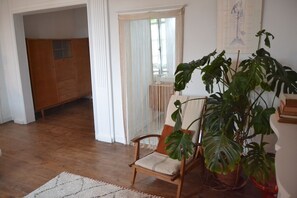 Signature Double Room (1) | Individually decorated, desk, laptop workspace, soundproofing - Artefact (Lamballe-Armor)