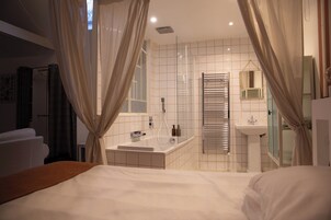 Decoración personalizada, escritorio y espacio para trabajar con laptop 