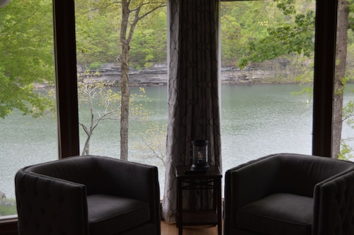 Gorgeous bluffs on Lake Ann - private dock