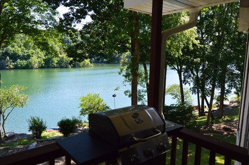 Gorgeous bluffs on Lake Ann - private dock