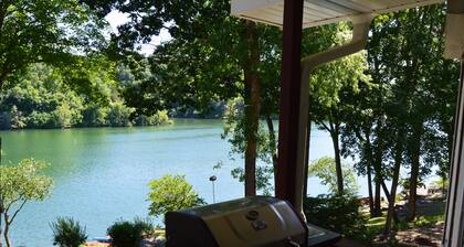 Gorgeous bluffs on Lake Ann - private dock