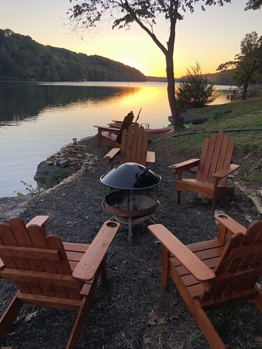 Gorgeous bluffs on Lake Ann - private dock