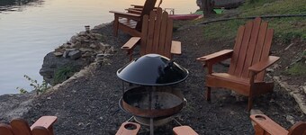 Gorgeous bluffs on Lake Ann - private dock