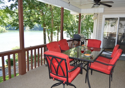 Gorgeous bluffs on Lake Ann - private dock