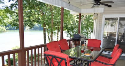 Gorgeous bluffs on Lake Ann - private dock