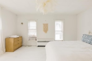 4 bedrooms, desk, iron/ironing board, travel crib