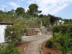 Property grounds - THE HOUSE IN THE WOODS, a corner of paradise a stone's throw from the sea (Finale Ligure)