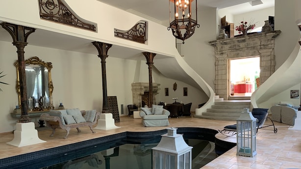 A spacious living area with a pool, elegant furniture, and a grand staircase. - Villa Piscine Ardèche (Rochemaure)