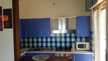 Frigorifero, microonde, forno, piano cottura