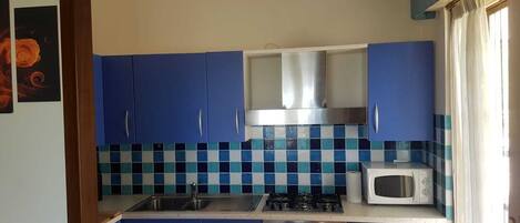 冰箱、微波炉、烤箱、炉灶