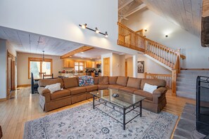 Een smart-tv, een open haard en een dvd-speler