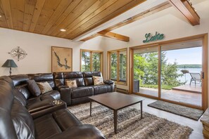 Smart TV, fireplace, books, stereo