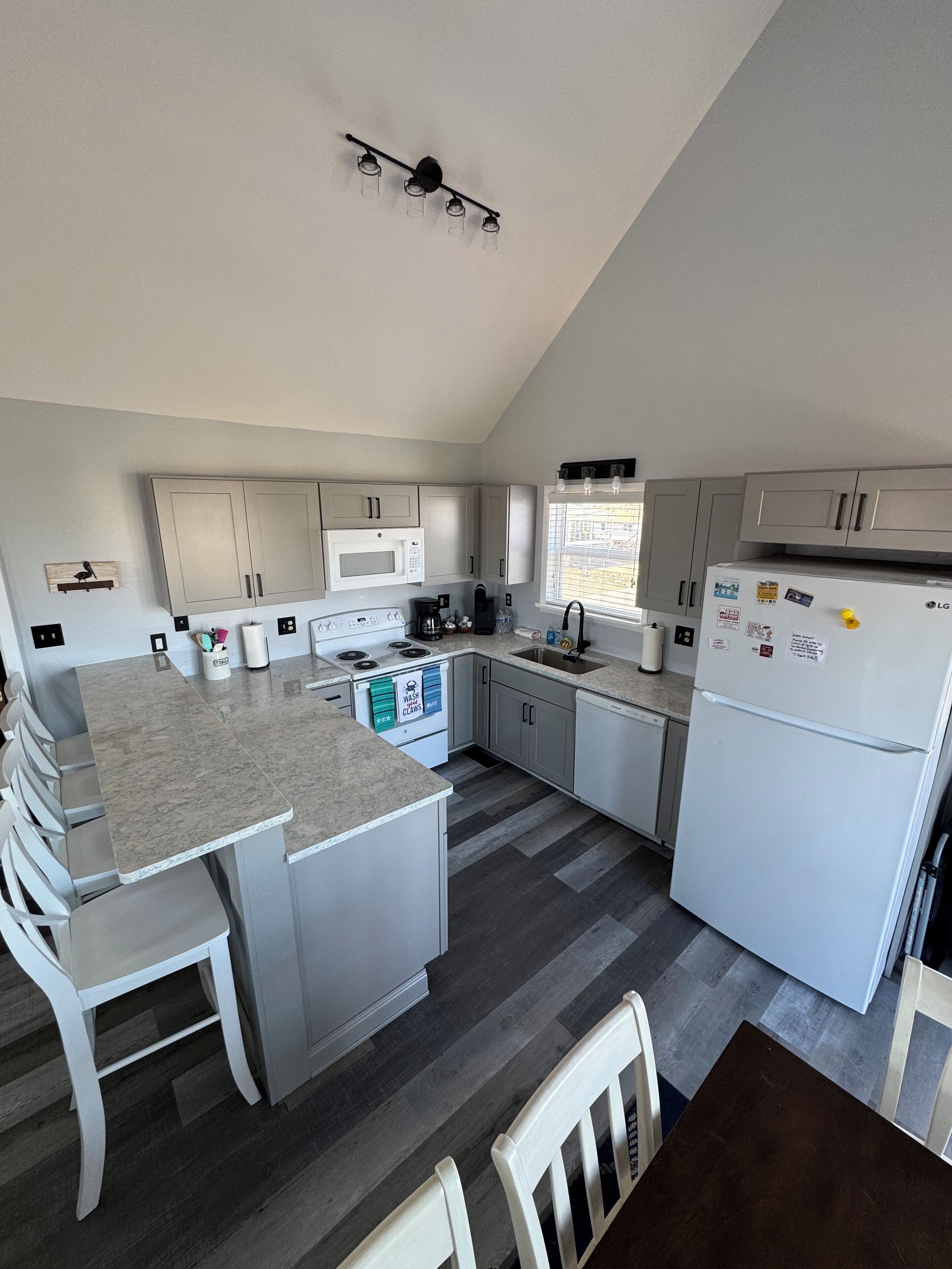 Kylskåp, mikrovågsugn, ugn och spishäll