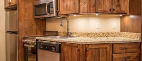 Geladeira, micro-ondas, fogão, cooktop