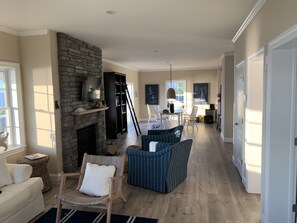 Smart TV, fireplace, ping pong, books