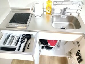 Comfort Apartment (301) | Private kitchen | Fridge, microwave, electric kettle, griddle - Issyuku Higashiueno Hotel (Tokyo)