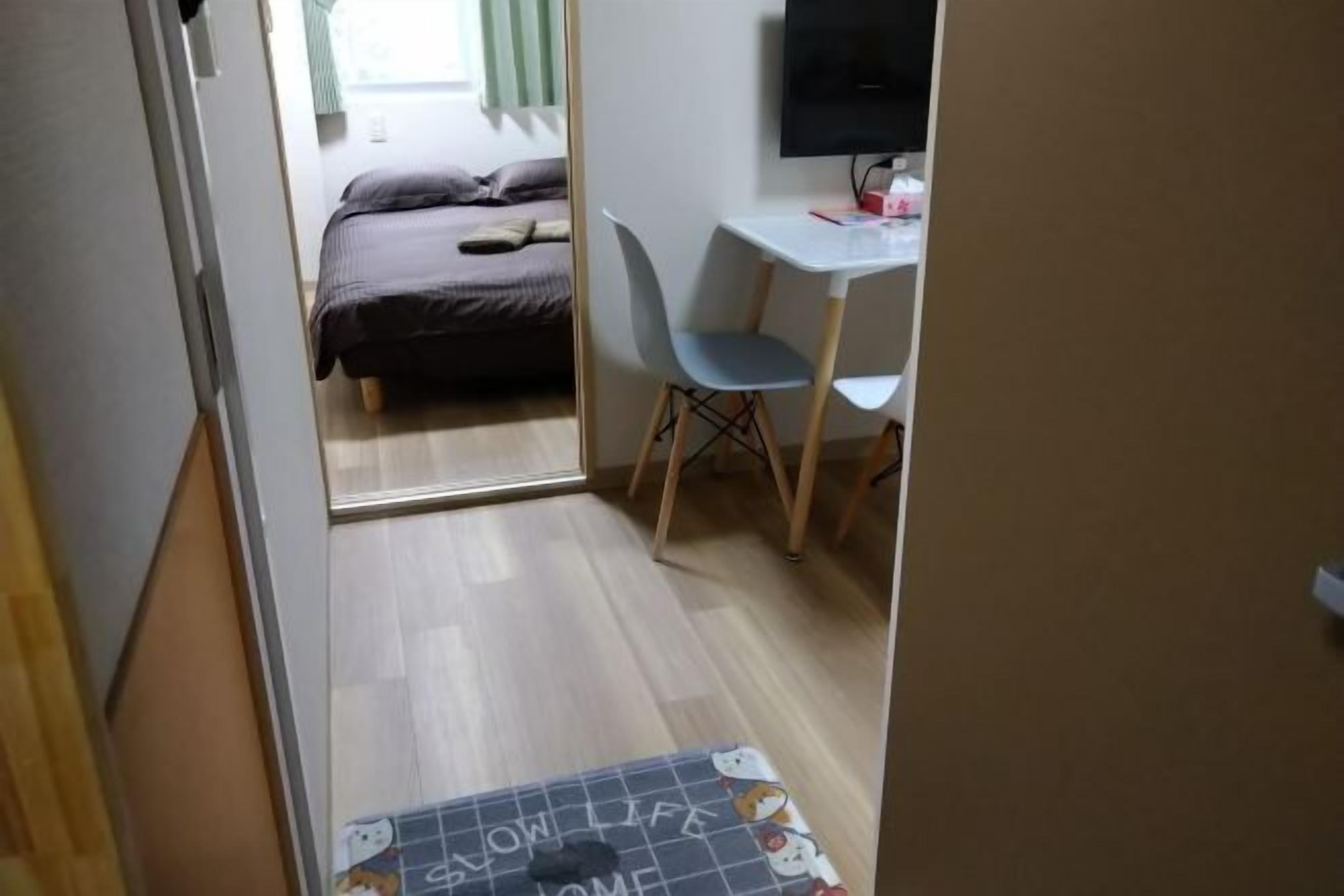 Soundproofing, free WiFi, bed sheets