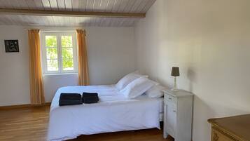 1 slaapkamer, een bureau, een strijkplank/strijkijzer, reisbedje